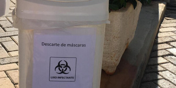 Moradora de Alphaville cria iniciativa para o descarte correto de máscaras em seu condomínio