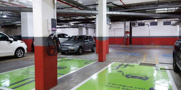 Alpha Square Mall instala Ecovagas com serviço de recarga de carros elétricos