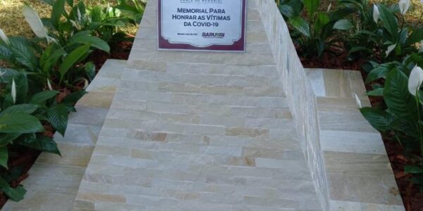 Praça do Memorial homenageia vítimas da Covid-19