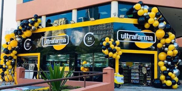 Ultrafarma Alphaville abre 24h e oferece descontos de até 90%