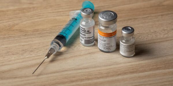 Prefeituras negam aplicação de vacinas vencidas contra a covid-19