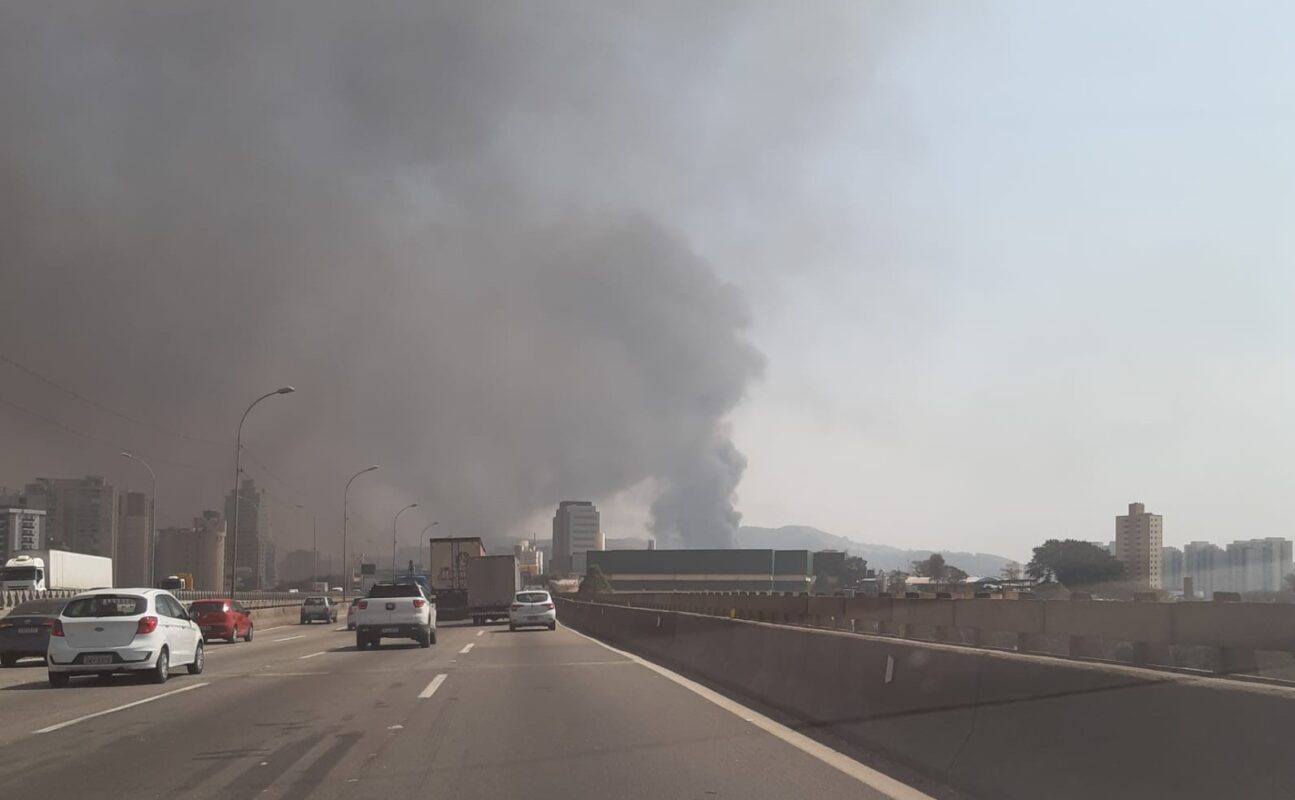 Fumaça do incêndio prejudicou os motoristas que circulavam na Castello Branco