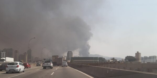Incêndio atinge fábricas em Barueri e deixa vítimas