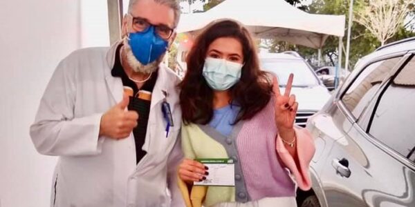Maisa toma vacina da Covid-19 em Santana de Parnaíba