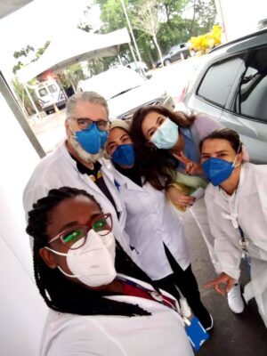 Maisa é imunizada contra a Covid-19 em Santana de Parnaíba