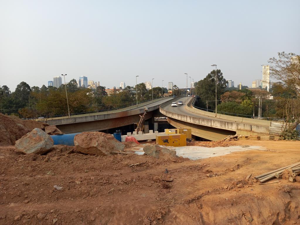 obra de ligação da ponte do alphaville para avenida café do ponto