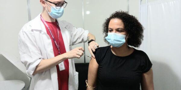 Barueri vacina jovens de 16 e 17 anos contra Covid
