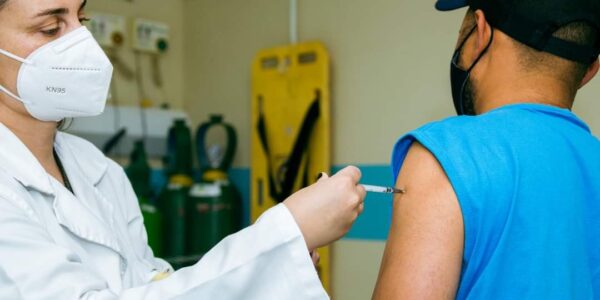 Santana de Parnaíba atinge 99% da população adulta vacinada com a 1ª dose