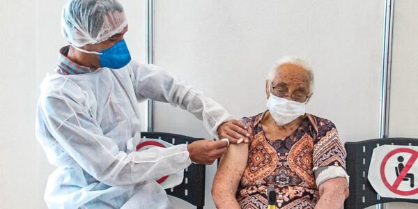 Barueri: Idosos de 90+ podem tomar a 3ª dose sem agendamento