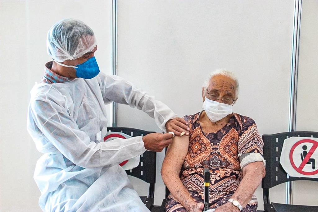 Barueri vacina idosos acima de 90 anos com dose adicional