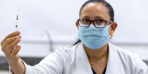 Santana de Parnaíba começa a vacinar 85+ com 3ª dose