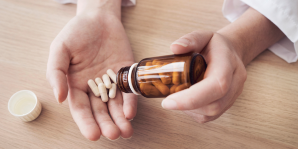 Farmacêuticas avançam nos estudos das pílulas contra Covid-19