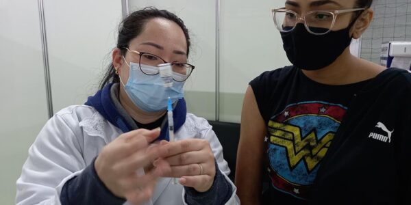 Barueri começa aplicação da dose adicional da vacina contra Covid-19 para maiores de 18 anos