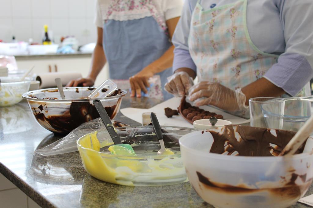 Cursos gratuitos nas áreas de beleza e gastronomia