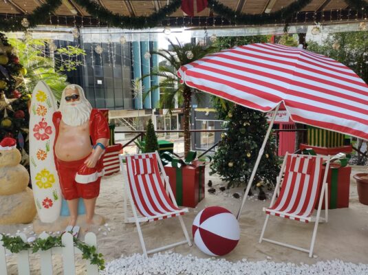 Decoração na Praça das Orquídeas, no Centro Comercial Alphaville