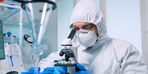 Covid-19: Pesquisadores da USP isolam variante ômicron