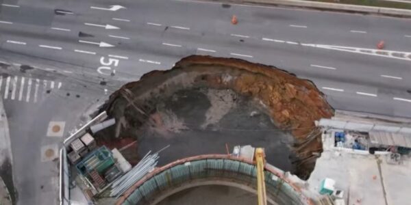 Cratera na Marginal Tietê foi fechada e pista central é liberada