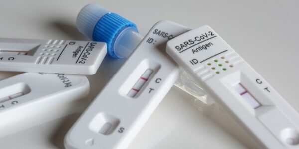 Farmácias de Alphaville recebem autotestes de Covid-19