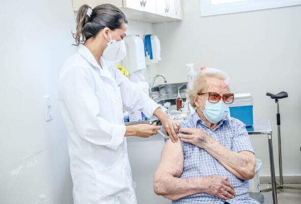 Barueri e Santana de Parnaíba aplicam vacinas contra Influenza e 4ª dose contra Covid-19 para 60+