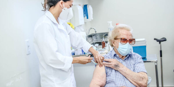 Barueri e Santana de Parnaíba aplicam vacinas contra Influenza e 4ª dose contra Covid-19 para 60+
