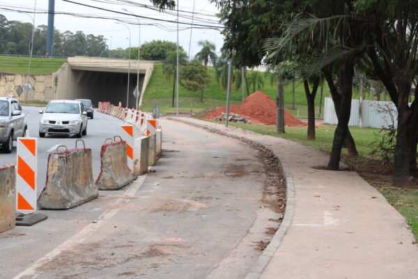 Obra contra enchentes em Alphaville evolui e muda o trânsito na Av. Piracema