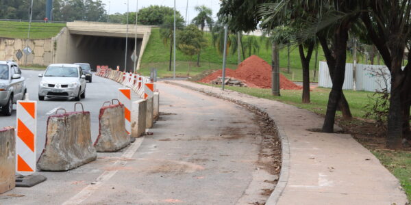 Obra contra enchentes em Alphaville evolui e muda o trânsito na Av. Piracema