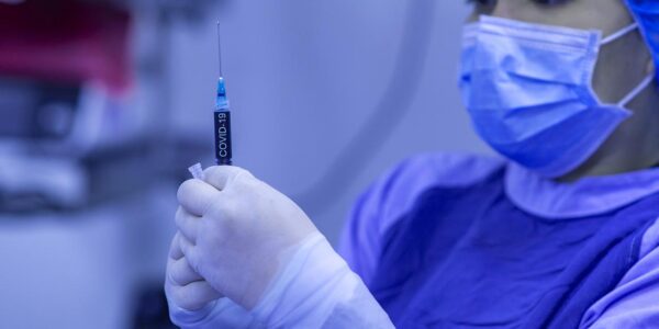 SP começa a vacinar 4ª dose contra Covid-19 em profissionais da saúde e pessoas com mais de 50 anos