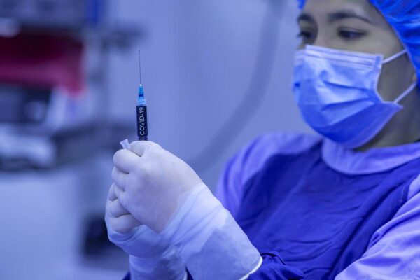 SP começa a vacinar 4ª dose contra Covid-19 em profissionais da saúde e pessoas com mais de 50 anos