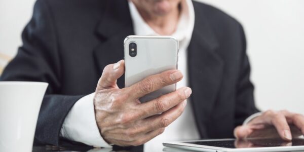 Alerta de golpe: ligações para que aposentados façam a prova de vida online não são do INSS