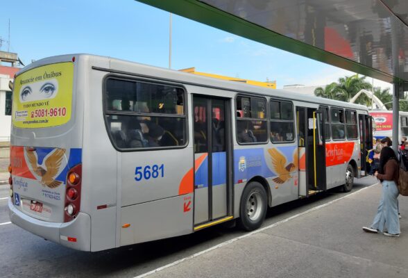 Em Barueri, ônibus passam a circular com desembarque pela porta traseira