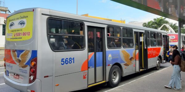 Em Barueri, ônibus passam a circular com desembarque pela porta traseira