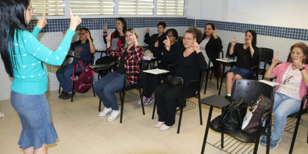 Barueri realiza oficinas de Libras e avança na inclusão de pessoas com deficiência auditiva