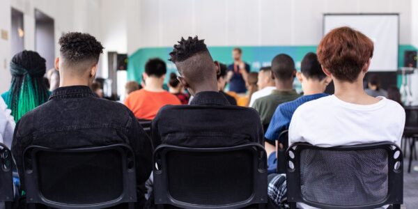 Jovens de Barueri ganham projeto preparatório para mercado de trabalho