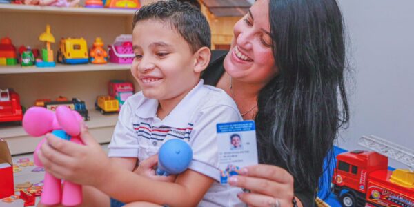 Ciptea: carteira de identificação para pessoas com autismo começa a ser distribuída em Santana de Parnaíba