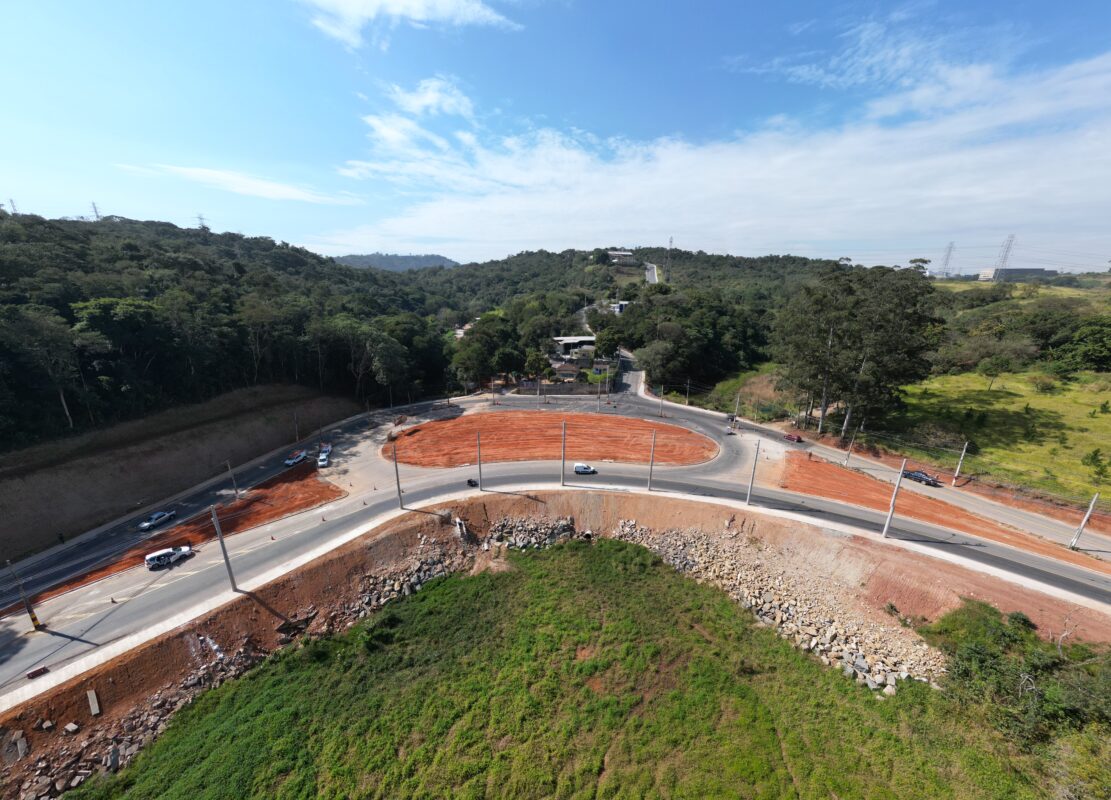 Santana de Parnaíba obras pavimentação mobilidade urbana alphaville