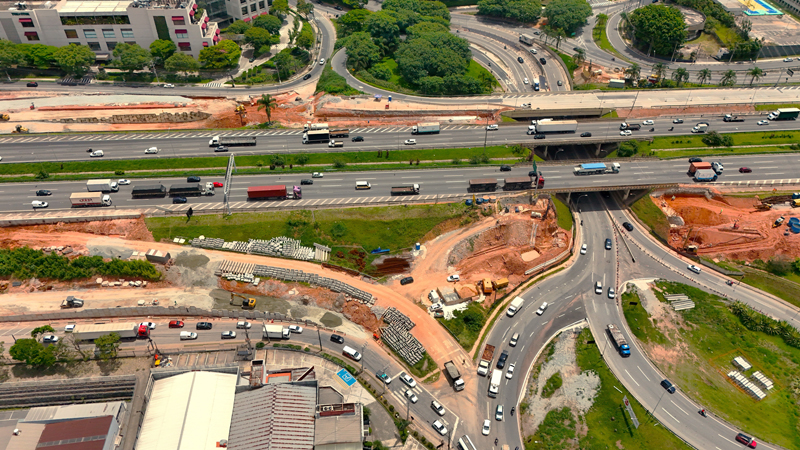 Trevo de Alphaville: Semurb faz controle de fluxo de veículos por obras na Castello