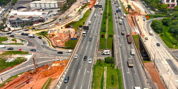 Trevo de Alphaville: Semurb faz controle de fluxo de veículos por obras na Castello