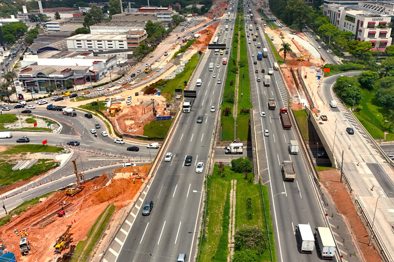 Trevo de Alphaville: Semurb faz controle de fluxo de veículos por obras na Castello