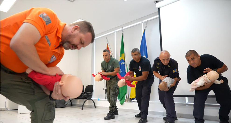 Guarda Municipal de Barueri salva bebê de 7 dias de engasgamento