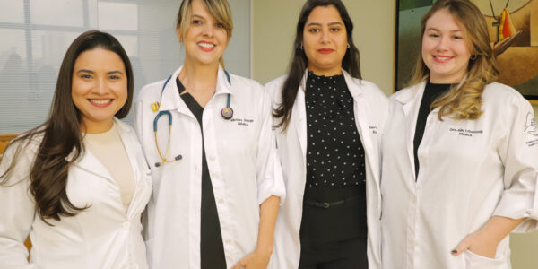 Médicas residentes do Hospital de Barueri ajudam vítimas das enchentes do RS