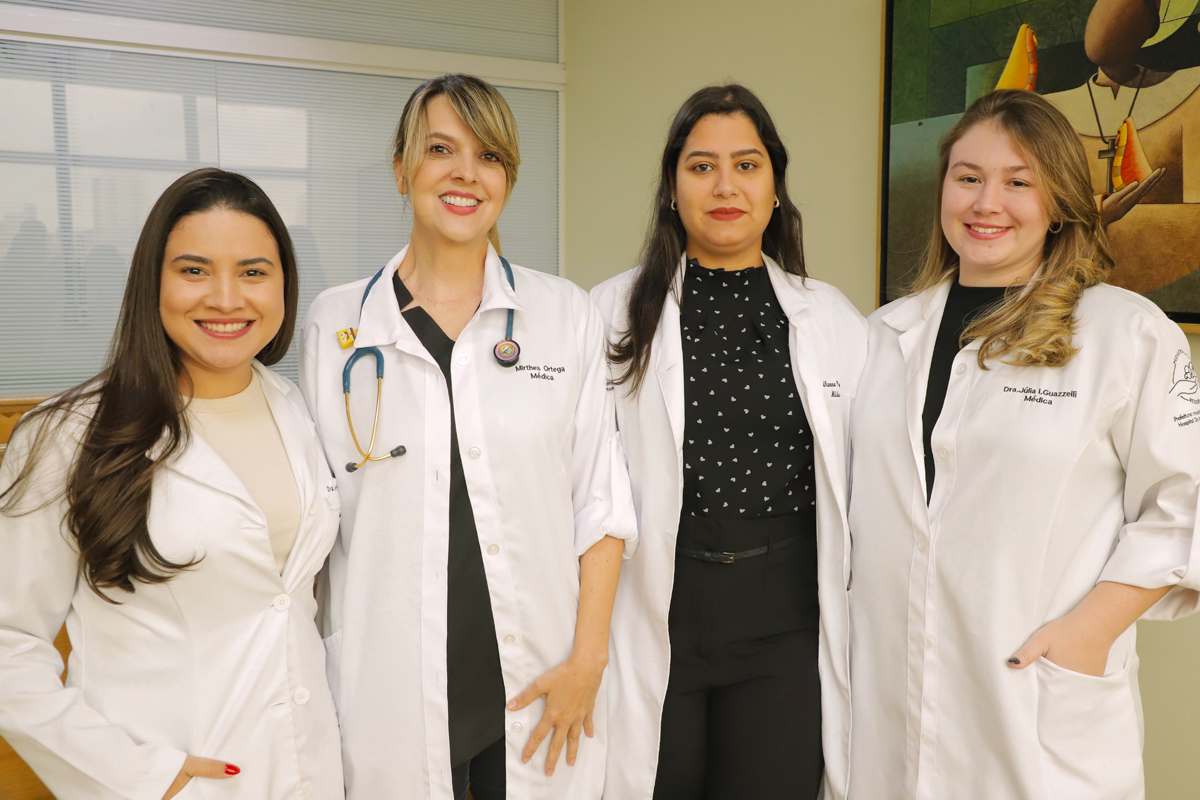 Médicas residentes do Hospital de Barueri ajudam vítimas das enchentes do RS