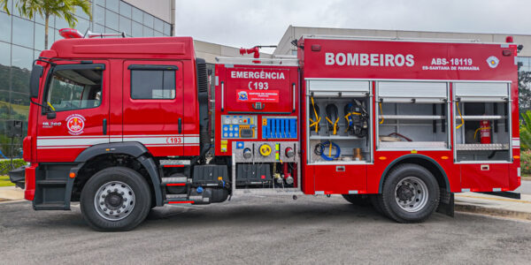 Bombeiros de Santana de Parnaíba recebem moderno caminhão da prefeitura