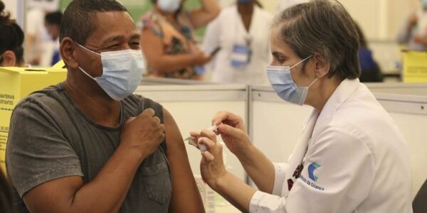 Covid-19: aumento de casos reforça importância da vacinação em dia