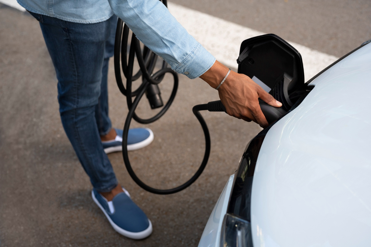 SP sanciona lei que permite instalação de carregadores de carros elétricos em condomínios