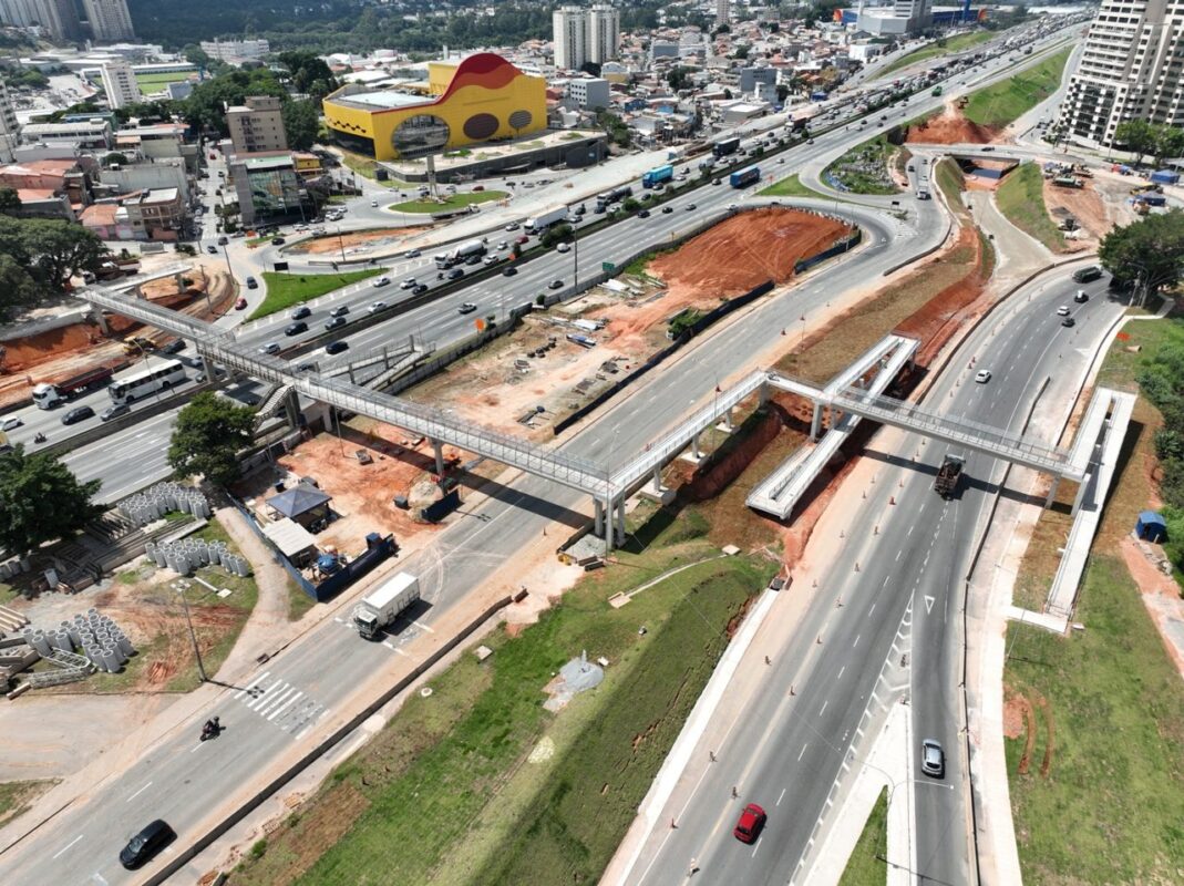 Passarela no km 26 da Castello Branco é liberada para pedestres