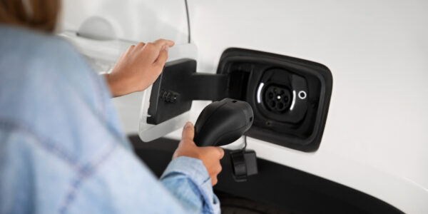 Recarga de carros elétricos em edificações: confira novas regras dos Bombeiros de SP