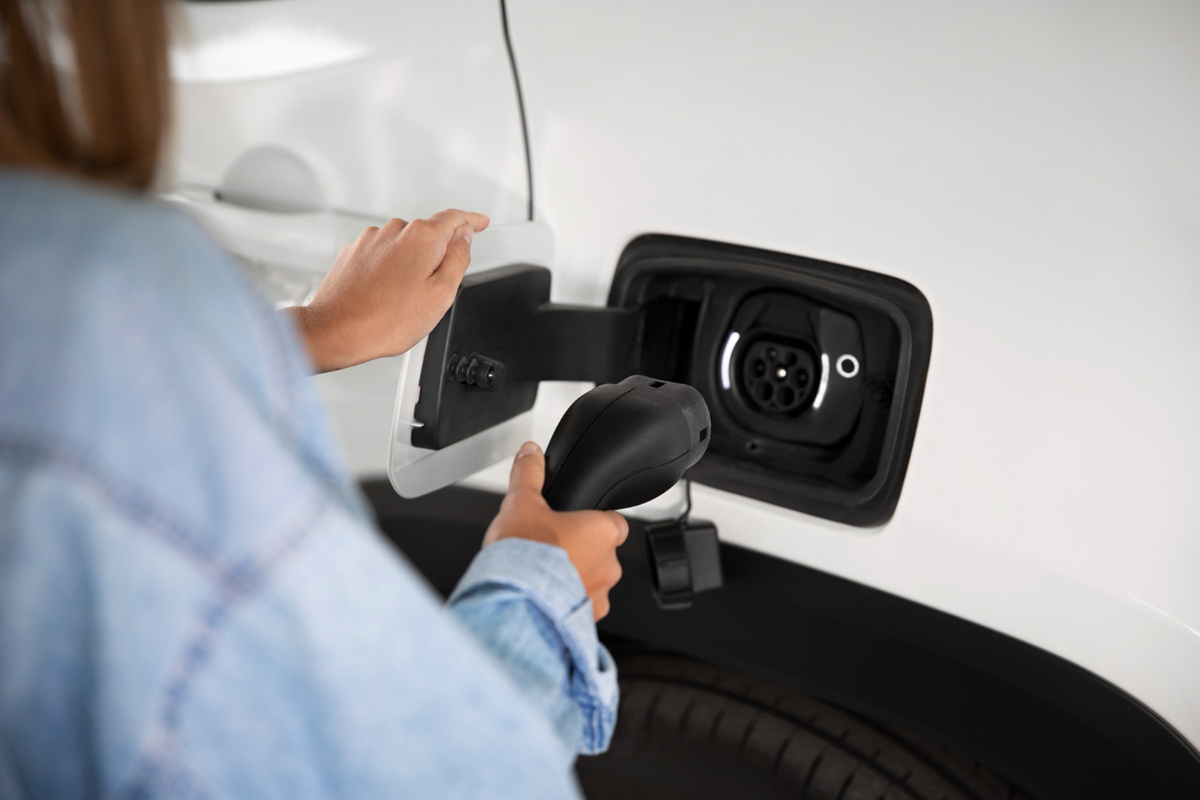 Recarga de carros elétricos em edificações: confira novas regras dos Bombeiros de SP