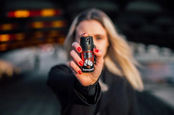 Spray de pimenta: chega ao Senado projeto que libera venda para mulheres