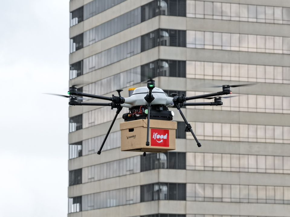 iFood inicia delivery por drones em Alphaville